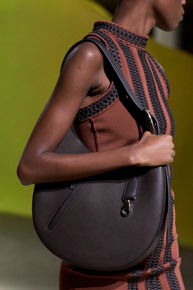 مجموعة Hermès لربيع 2023 تستحضر كثبان الصحراء في وسط باريس 