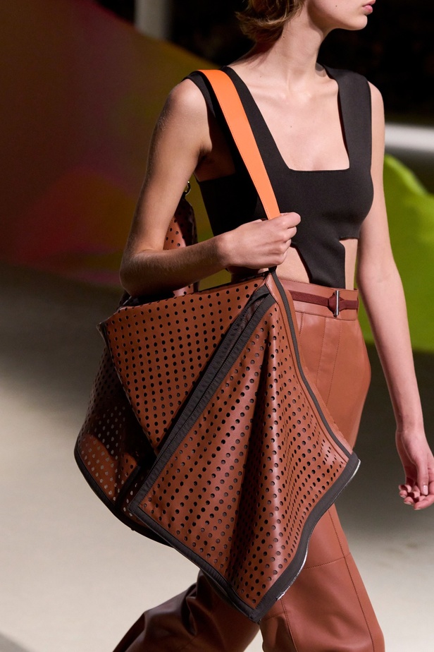 مجموعة Hermès لربيع 2023 تستحضر كثبان الصحراء في وسط باريس 
