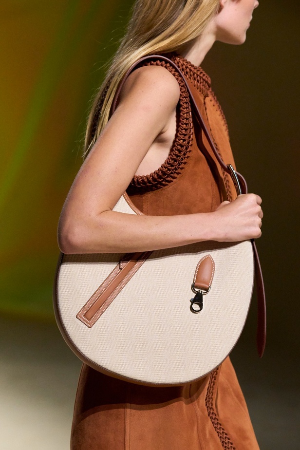 مجموعة Hermès لربيع 2023 تستحضر كثبان الصحراء في وسط باريس 