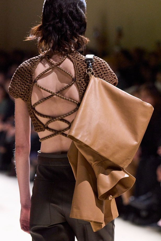 مجموعة Hermès لربيع 2023 تستحضر كثبان الصحراء في وسط باريس 