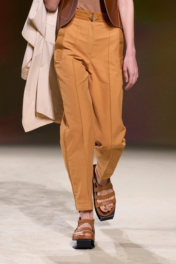 مجموعة Hermès لربيع 2023 تستحضر كثبان الصحراء في وسط باريس 