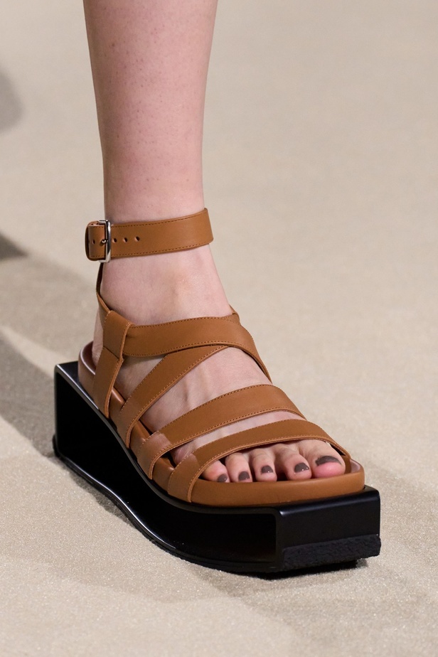 مجموعة Hermès لربيع 2023 تستحضر كثبان الصحراء في وسط باريس 