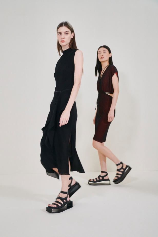 مجموعة Hermès لربيع 2023 تستحضر كثبان الصحراء في وسط باريس 