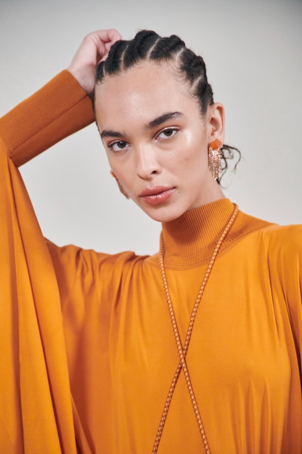 مجموعة Hermès لربيع 2023 تستحضر كثبان الصحراء في وسط باريس 