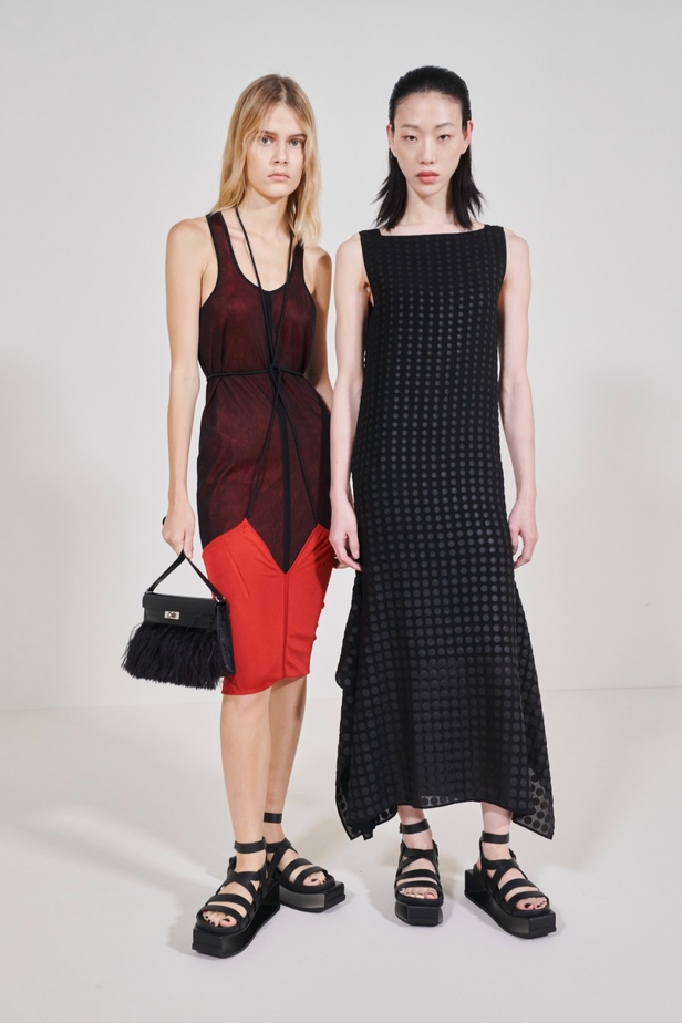 مجموعة Hermès لربيع 2023 تستحضر كثبان الصحراء في وسط باريس 