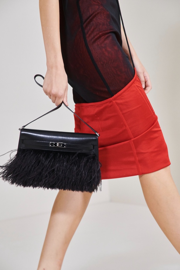 مجموعة Hermès لربيع 2023 تستحضر كثبان الصحراء في وسط باريس 