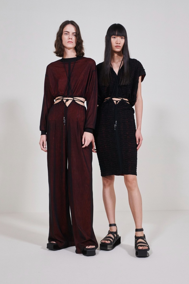 مجموعة Hermès لربيع 2023 تستحضر كثبان الصحراء في وسط باريس 