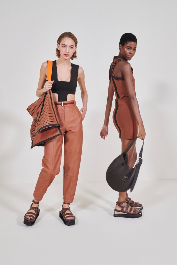 مجموعة Hermès لربيع 2023 تستحضر كثبان الصحراء في وسط باريس 