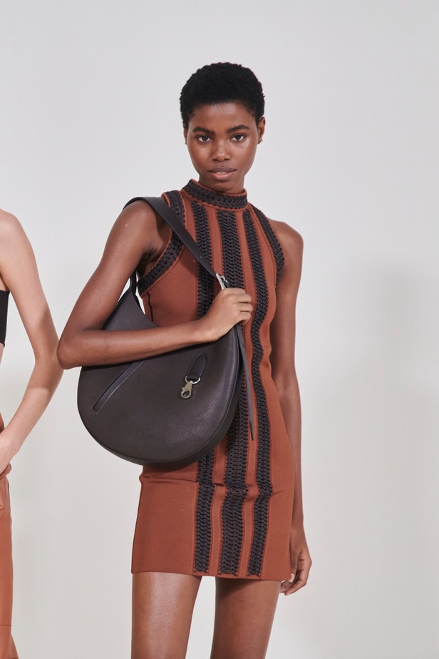 مجموعة Hermès لربيع 2023 تستحضر كثبان الصحراء في وسط باريس 