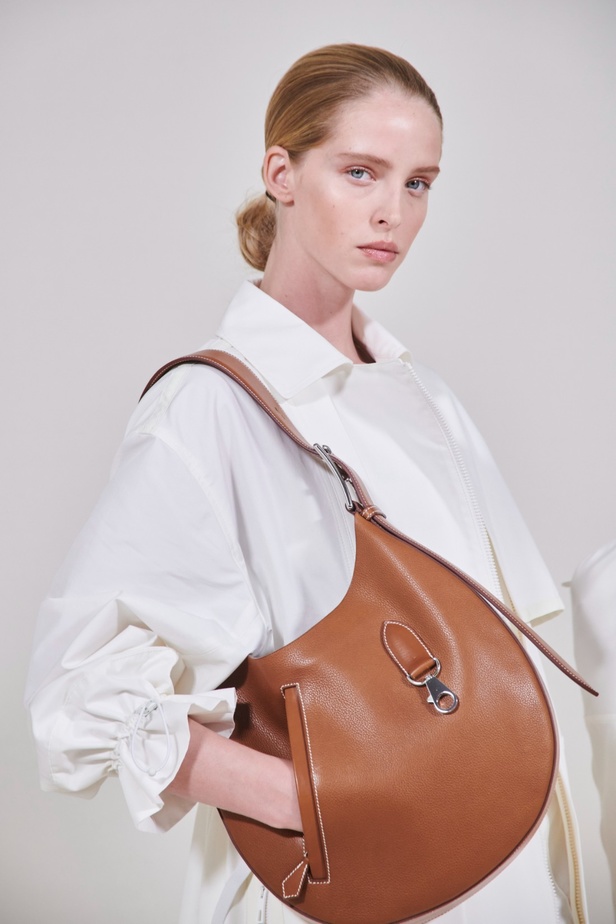 مجموعة Hermès لربيع 2023 تستحضر كثبان الصحراء في وسط باريس 