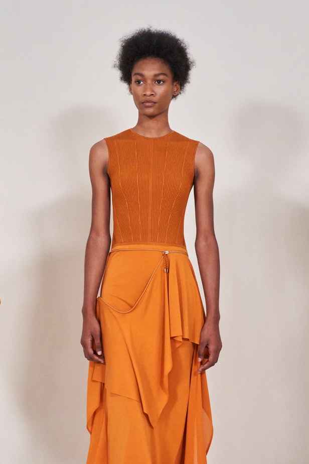 مجموعة Hermès لربيع 2023 تستحضر كثبان الصحراء في وسط باريس 