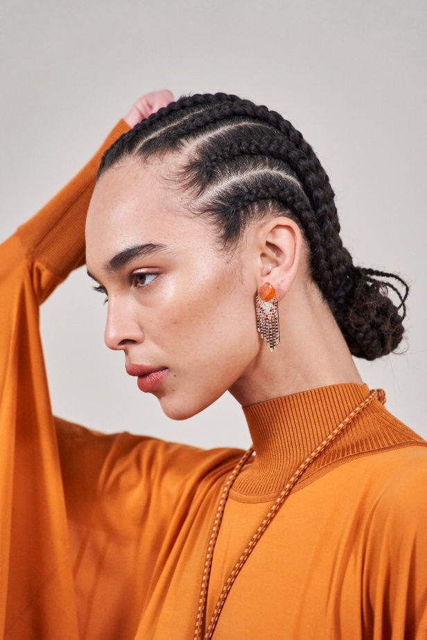 مجموعة Hermès لربيع 2023 تستحضر كثبان الصحراء في وسط باريس 