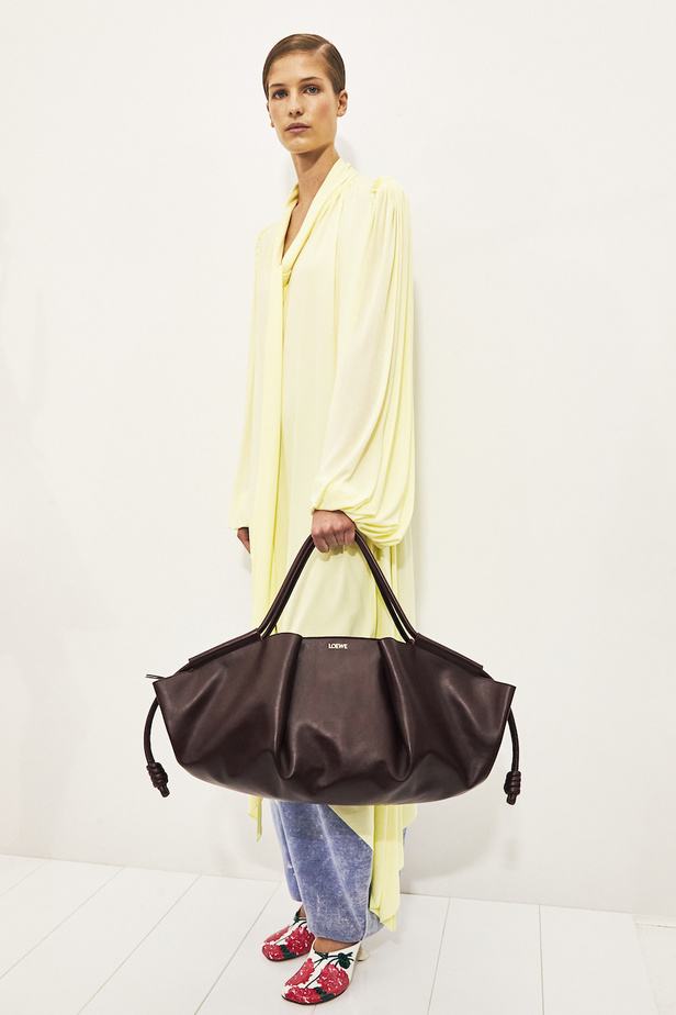 مجموعة Loewe لموسم ربيع وصيف 2023