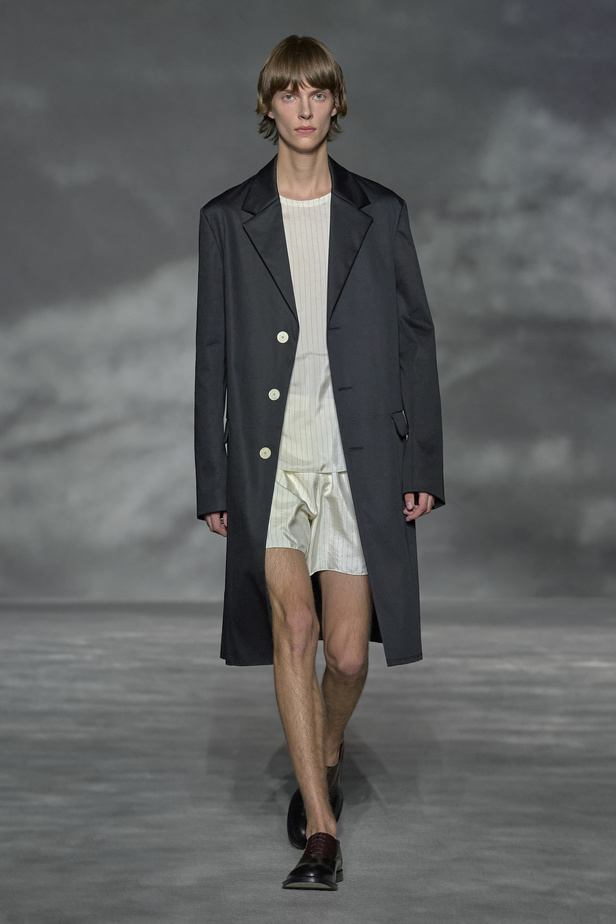 عرض أزياء Lanvin لربيع وصيف 2023.. صيحات كلاسيكية وقطع شفافة