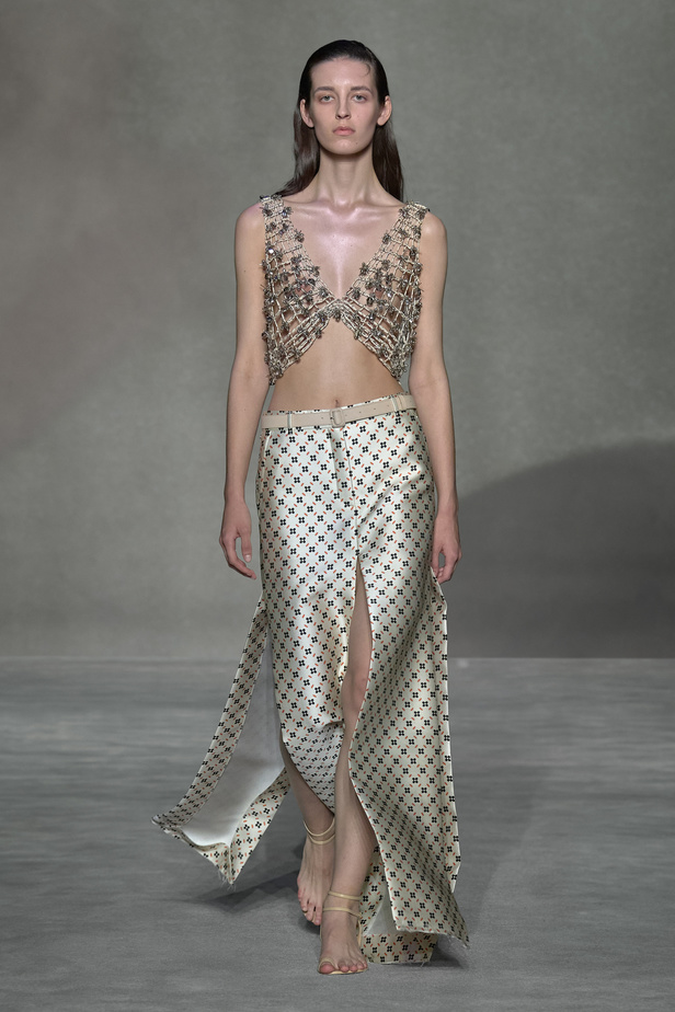 عرض أزياء Lanvin لربيع وصيف 2023.. صيحات كلاسيكية وقطع شفافة