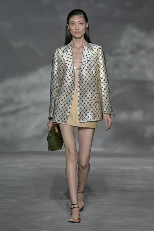 عرض أزياء Lanvin لربيع وصيف 2023.. صيحات كلاسيكية وقطع شفافة