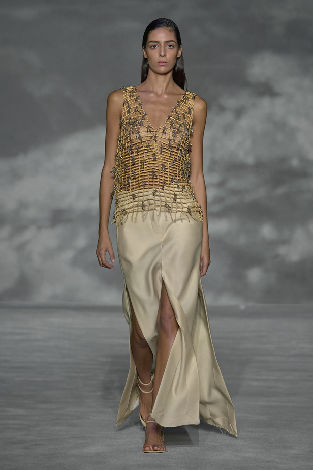 عرض أزياء Lanvin لربيع وصيف 2023.. صيحات كلاسيكية وقطع شفافة