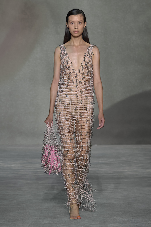 عرض أزياء Lanvin لربيع وصيف 2023.. صيحات كلاسيكية وقطع شفافة