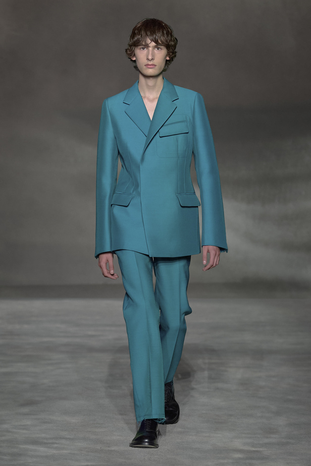 عرض أزياء Lanvin لربيع وصيف 2023.. صيحات كلاسيكية وقطع شفافة