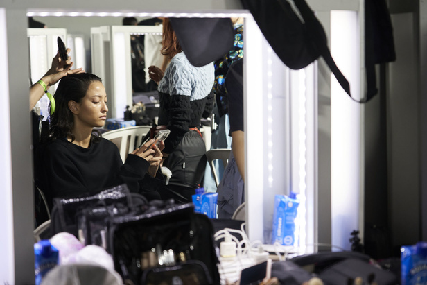 عرض أزياء Lanvin لربيع وصيف 2023.. صيحات كلاسيكية وقطع شفافة