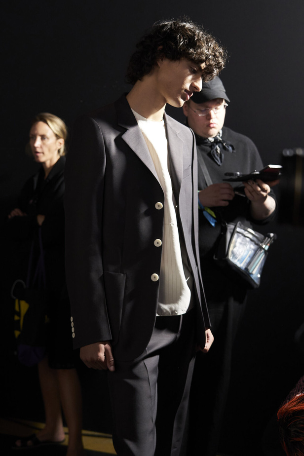 عرض أزياء Lanvin لربيع وصيف 2023.. صيحات كلاسيكية وقطع شفافة