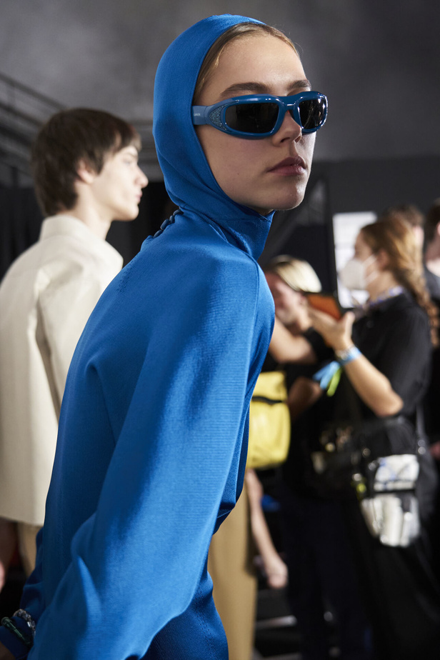 عرض أزياء Lanvin لربيع وصيف 2023.. صيحات كلاسيكية وقطع شفافة