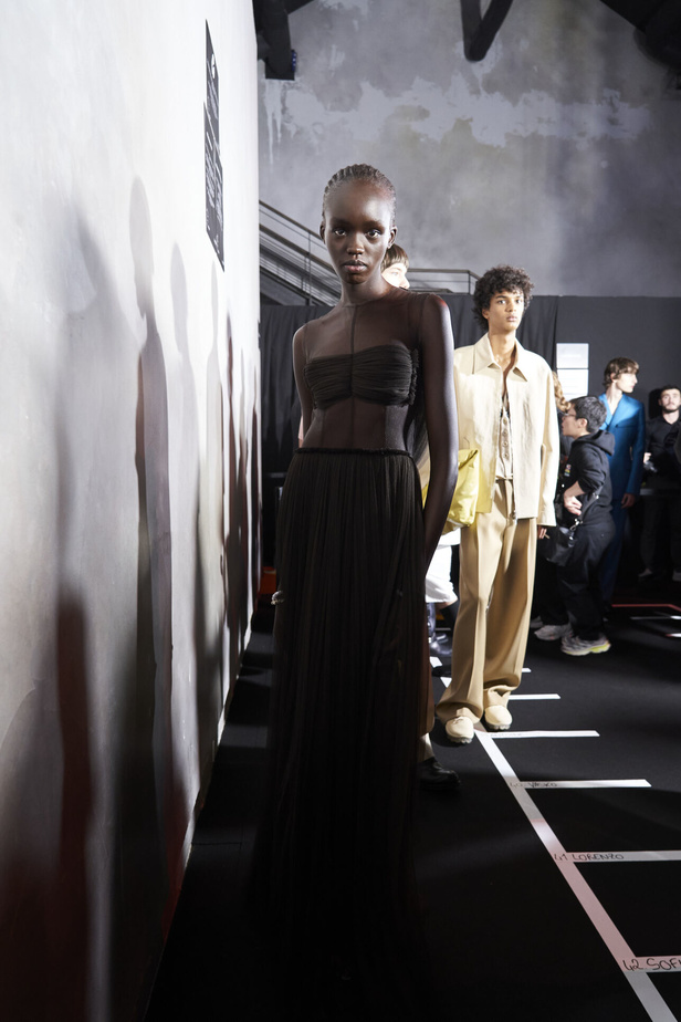 عرض أزياء Lanvin لربيع وصيف 2023.. صيحات كلاسيكية وقطع شفافة