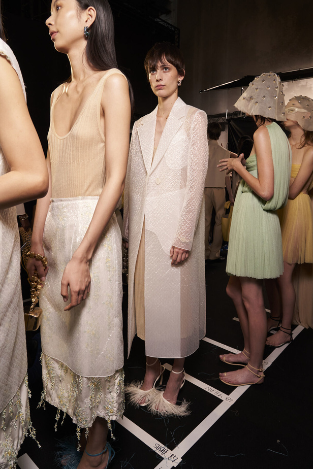 عرض أزياء Lanvin لربيع وصيف 2023.. صيحات كلاسيكية وقطع شفافة