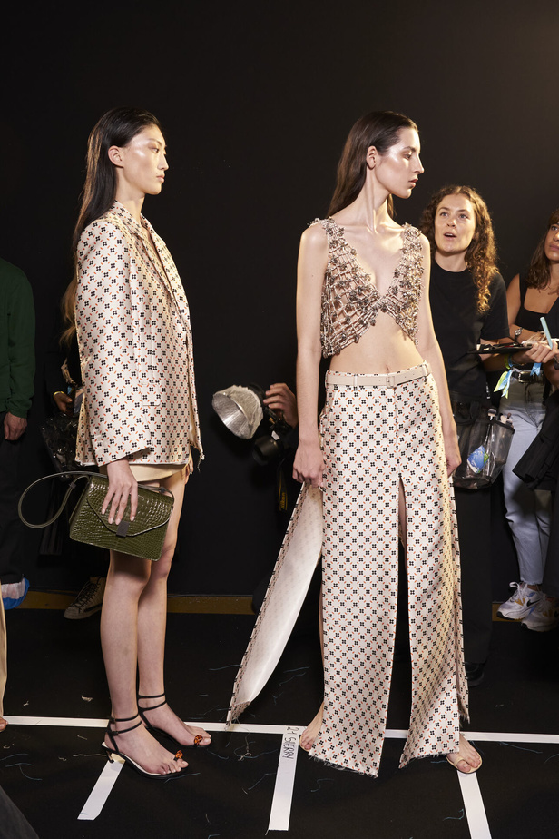 عرض أزياء Lanvin لربيع وصيف 2023.. صيحات كلاسيكية وقطع شفافة