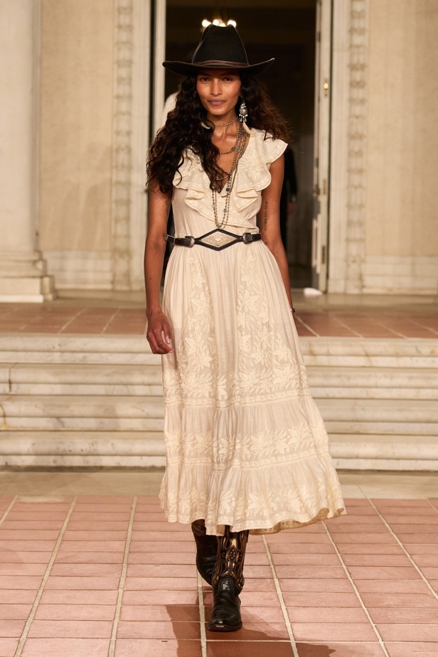 عالم Ralph Lauren يتجلى بأدق تفاصيله في مجموعة ربيع 2023 في جنوب كاليفورنيا لأول مرة على الإطلاق 