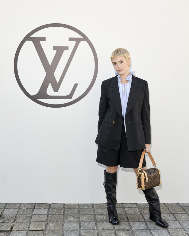 مجموعة Louis Vuitton  لربيع وصيف 2023.. تصاميم مبتكرة وأناقة الجلد