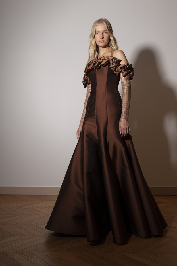 الستان والترتر الخفيف عنوان مجموعة Alexis Mabille للربيع وصيف 2023