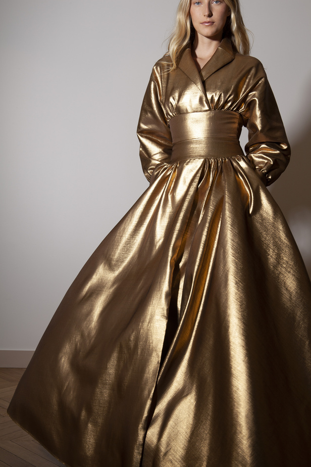 الستان والترتر الخفيف عنوان مجموعة Alexis Mabille للربيع وصيف 2023