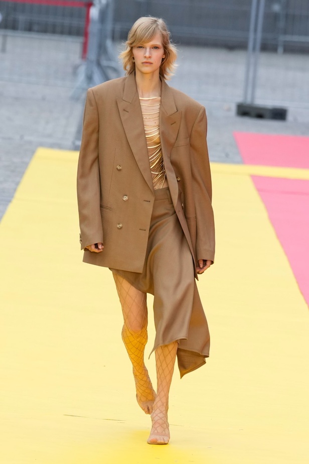 مجموعة Stella McCartney لربيع 2023 مستدامة بنسبة 87% و100% عصرية