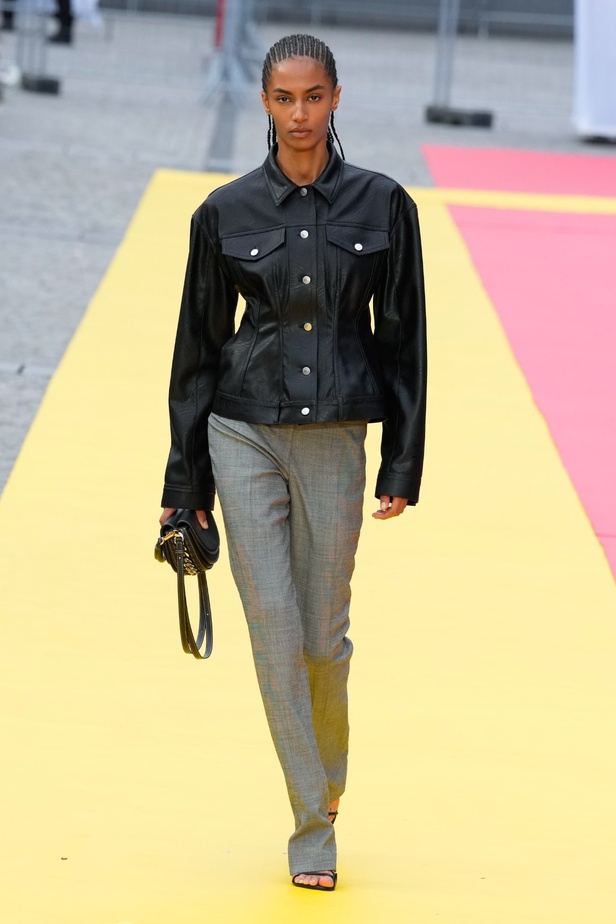 مجموعة Stella McCartney لربيع 2023 مستدامة بنسبة 87% و100% عصرية