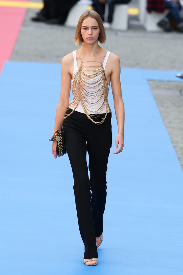 مجموعة Stella McCartney لربيع 2023 مستدامة بنسبة 87% و100% عصرية