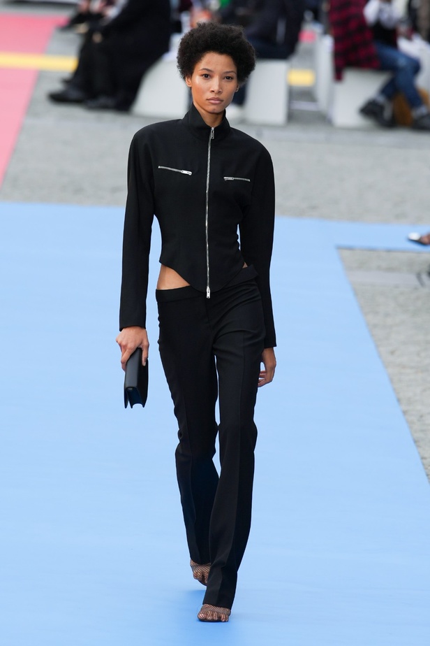 مجموعة Stella McCartney لربيع 2023 مستدامة بنسبة 87% و100% عصرية