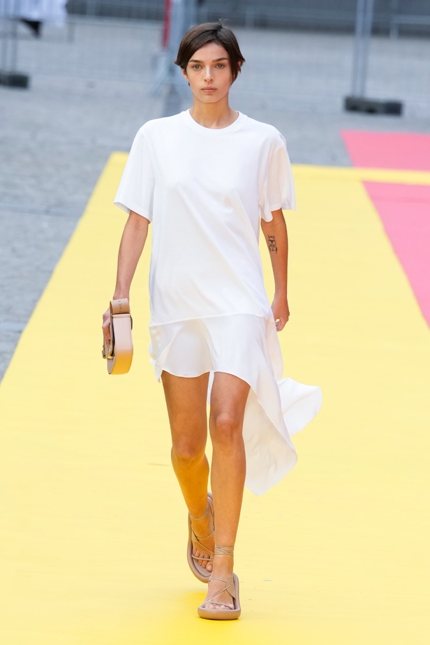 مجموعة Stella McCartney لربيع 2023 مستدامة بنسبة 87% و100% عصرية