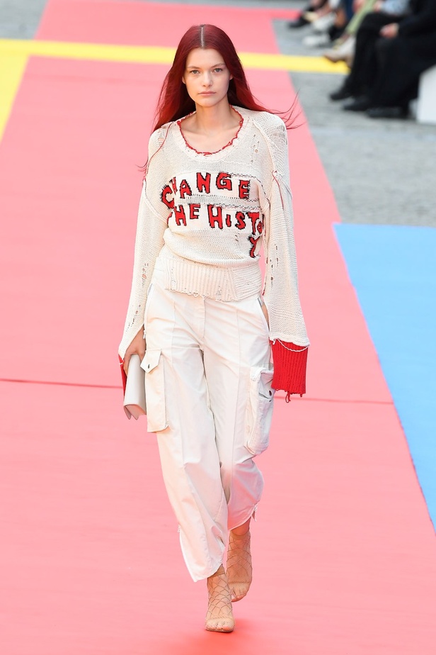 مجموعة Stella McCartney لربيع 2023 مستدامة بنسبة 87% و100% عصرية