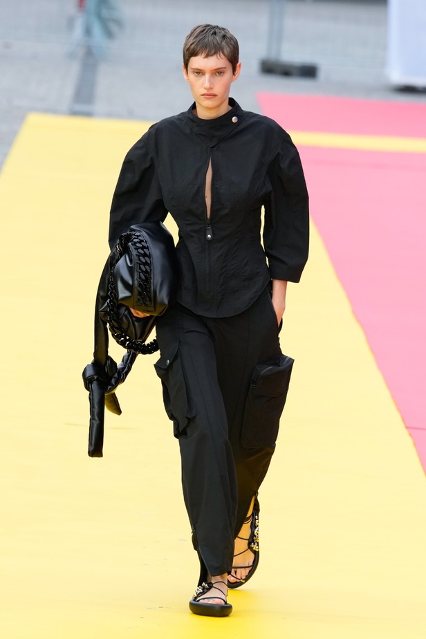 مجموعة Stella McCartney لربيع 2023 مستدامة بنسبة 87% و100% عصرية