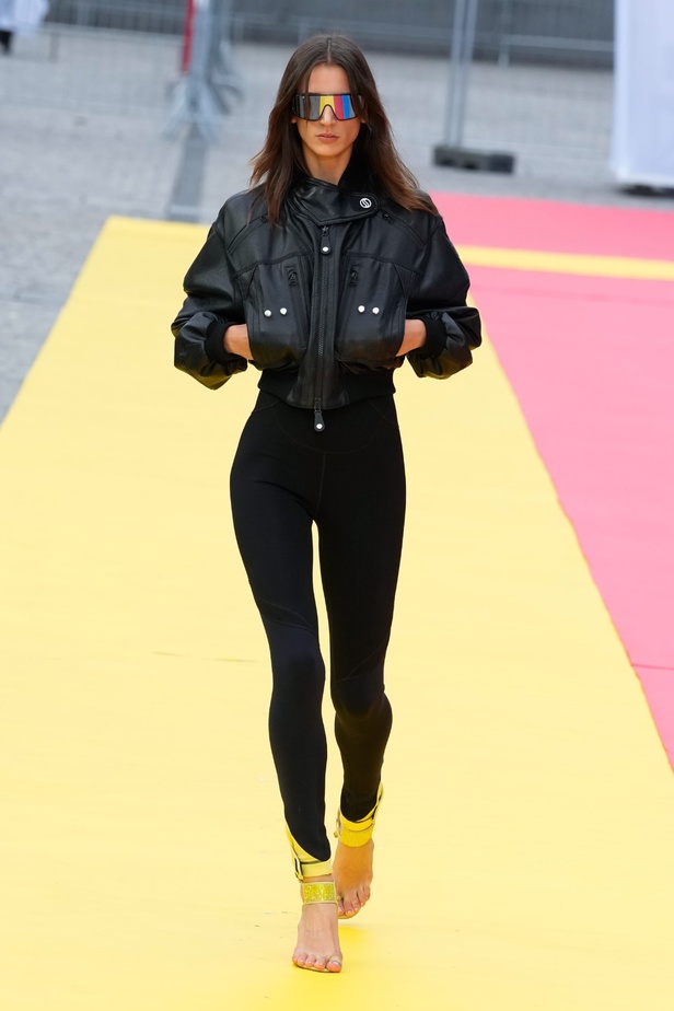 مجموعة Stella McCartney لربيع 2023 مستدامة بنسبة 87% و100% عصرية