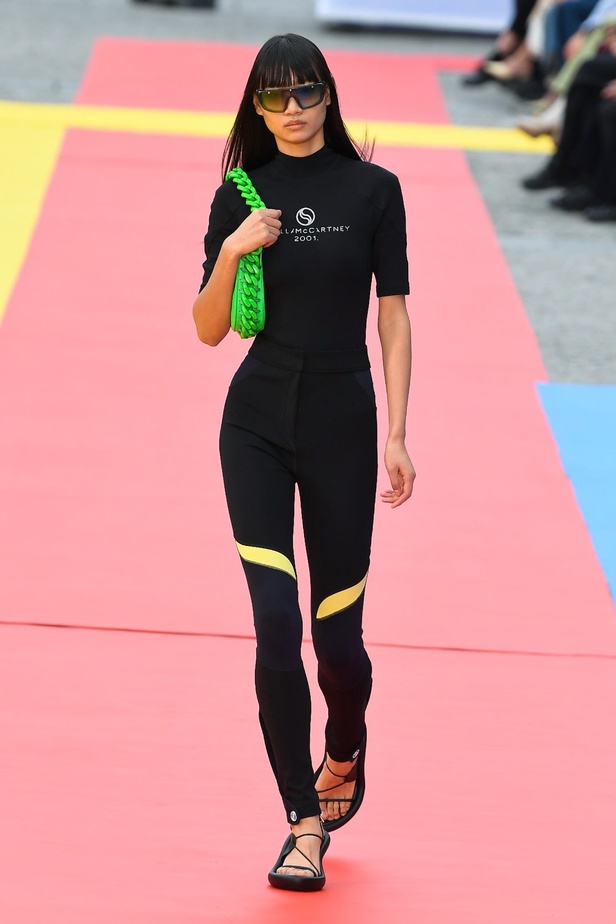 مجموعة Stella McCartney لربيع 2023 مستدامة بنسبة 87% و100% عصرية