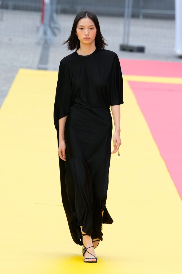 مجموعة Stella McCartney لربيع 2023 مستدامة بنسبة 87% و100% عصرية