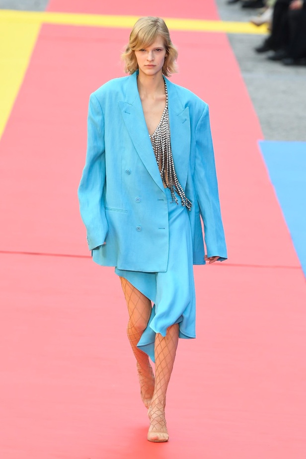 مجموعة Stella McCartney لربيع 2023 مستدامة بنسبة 87% و100% عصرية