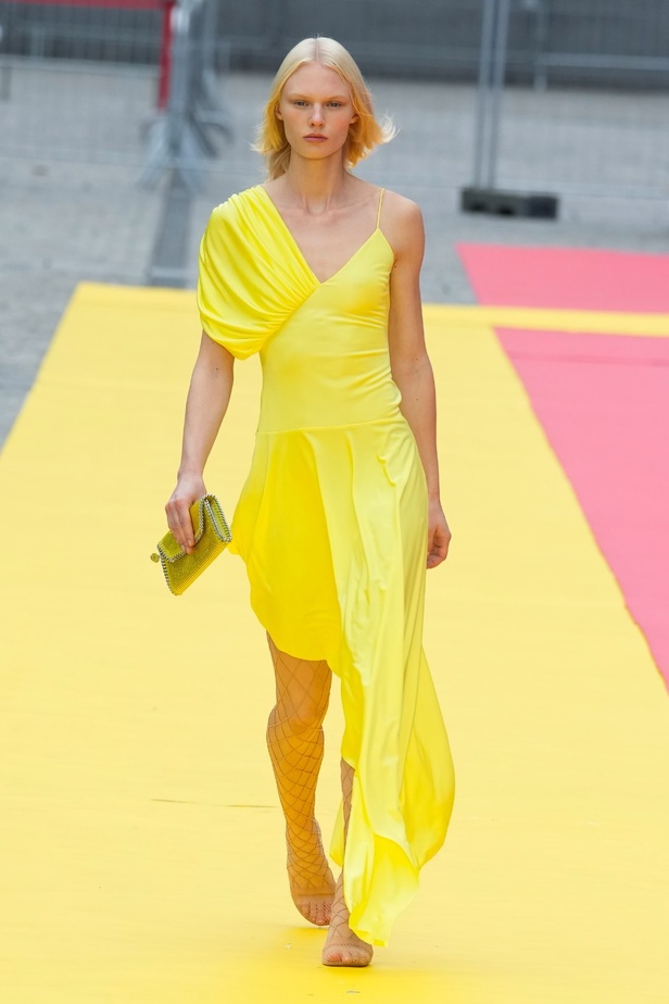 مجموعة Stella McCartney لربيع 2023 مستدامة بنسبة 87% و100% عصرية