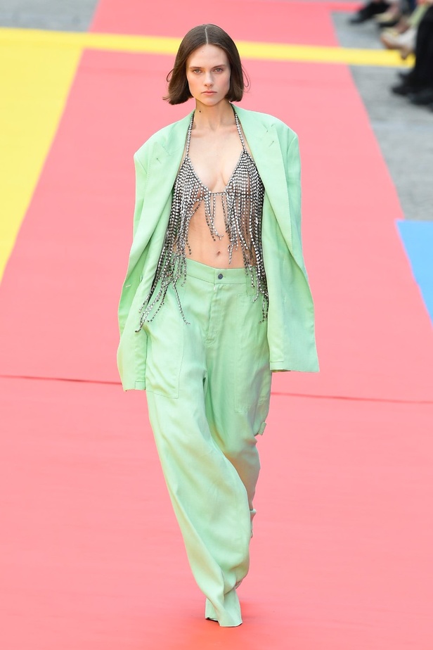 مجموعة Stella McCartney لربيع 2023 مستدامة بنسبة 87% و100% عصرية