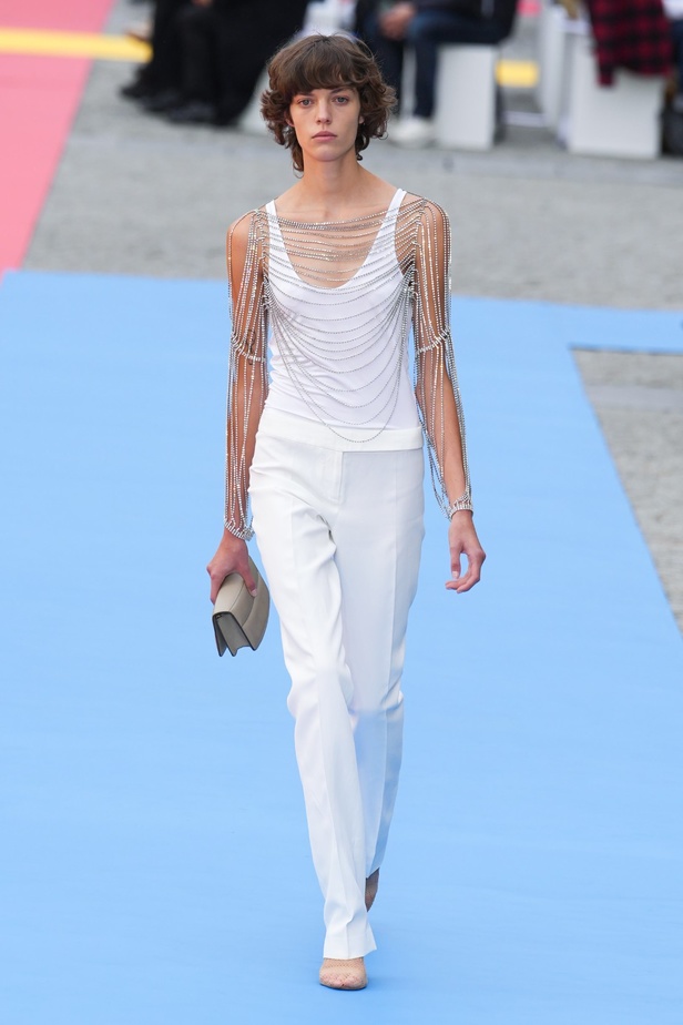 مجموعة Stella McCartney لربيع 2023 مستدامة بنسبة 87% و100% عصرية