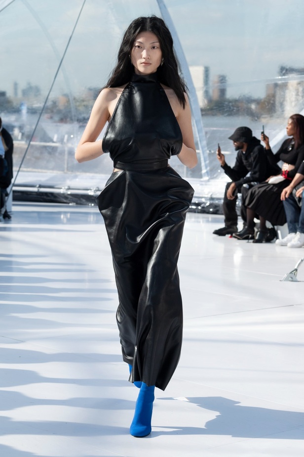 مجموعة Alexander McQueen لربيع وصيف 2023 تجمع التصاميم القوية مع الرسالة الإنسانية 