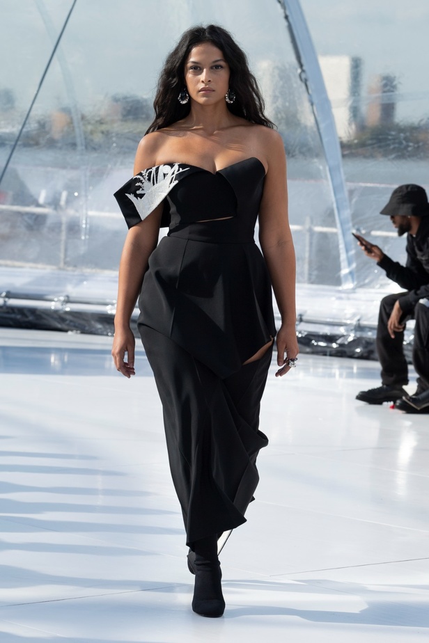 مجموعة Alexander McQueen لربيع وصيف 2023 تجمع التصاميم القوية مع الرسالة الإنسانية 