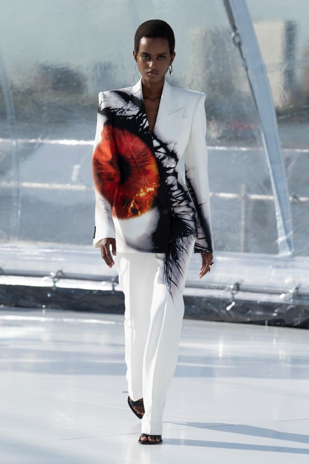 مجموعة Alexander McQueen لربيع وصيف 2023 تجمع التصاميم القوية مع الرسالة الإنسانية 